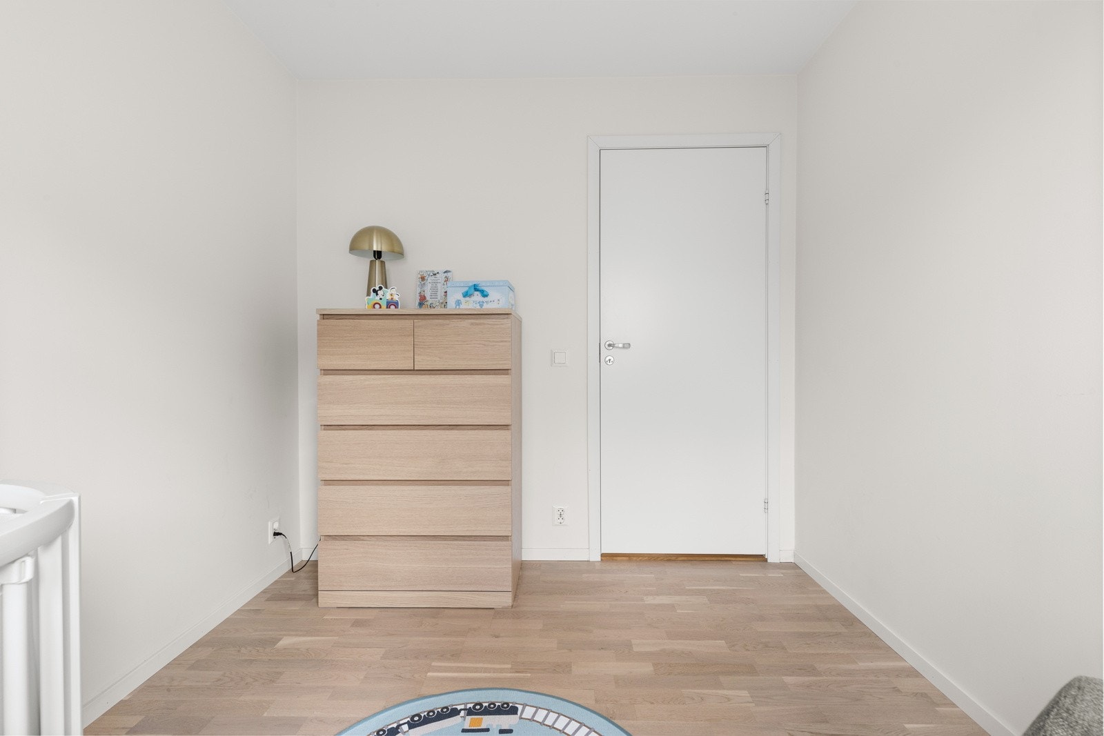 Soverom 2 - her er det plass til seng, skrivepult etc. Fungerer fint som barnerom, gjesterom eller som kontor Galleribilde