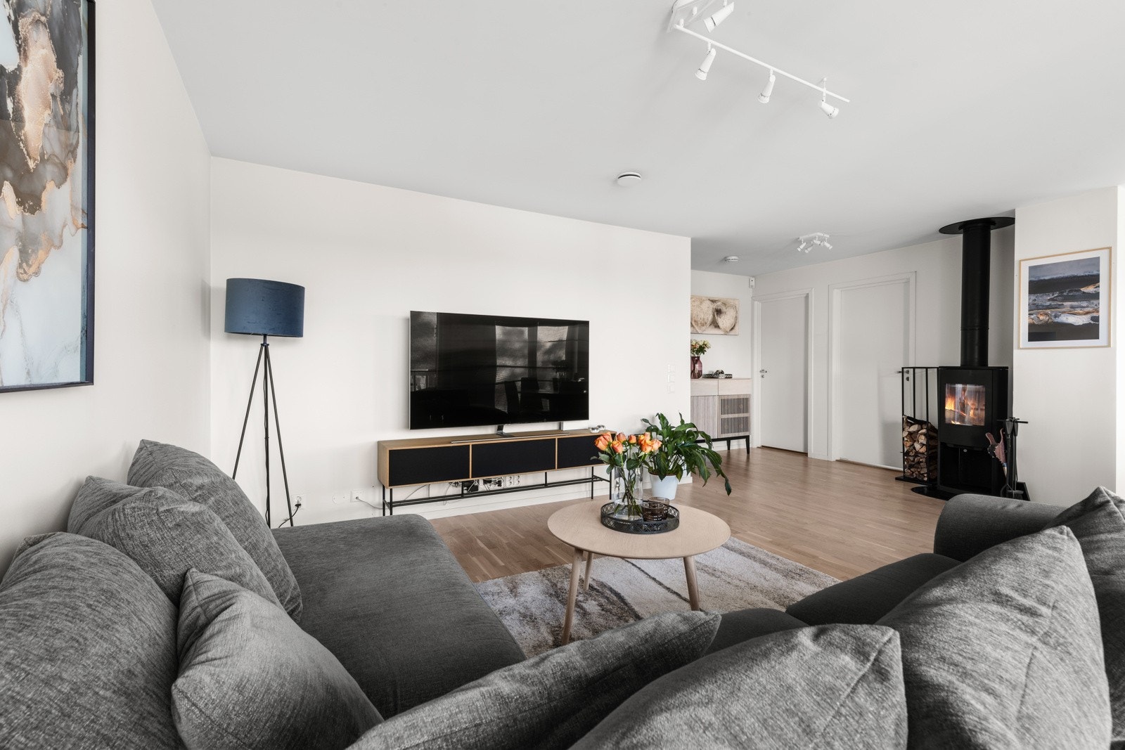 Romslig og lys stue Galleribilde