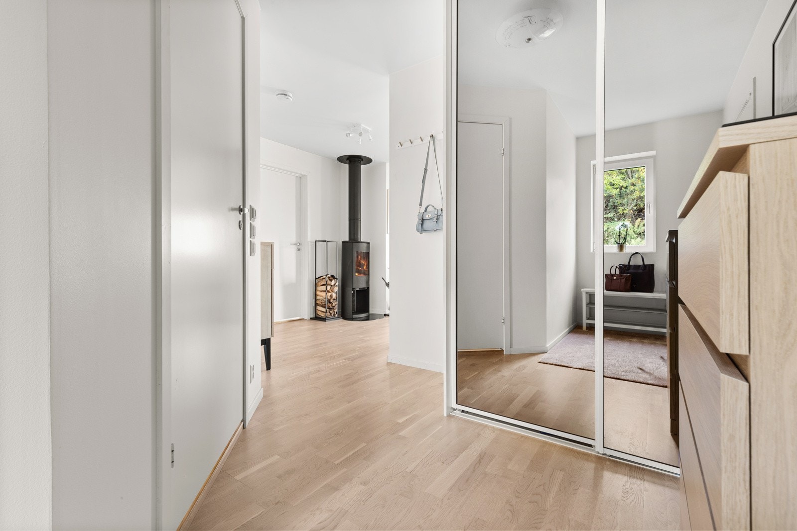 Lys og trivelig entré med skyvedørsgarderobe med speildører Galleribilde