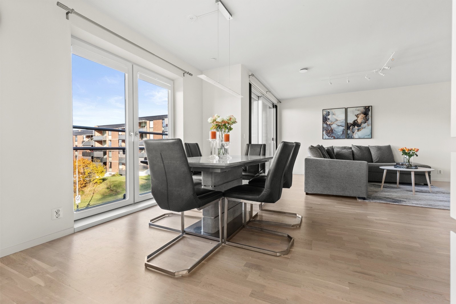 Lys og trivelig stue med store vindusflater som gir mye naturlig lysinnslipp Galleribilde