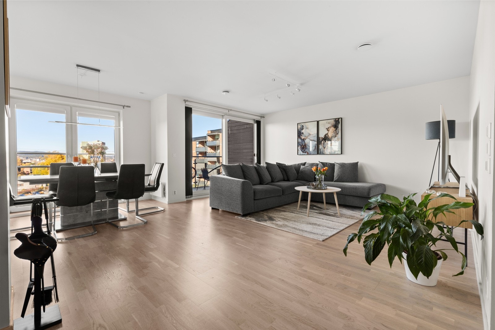 Romslig stue med god plass til sofagruppe, stuebord og spisegruppe Galleribilde