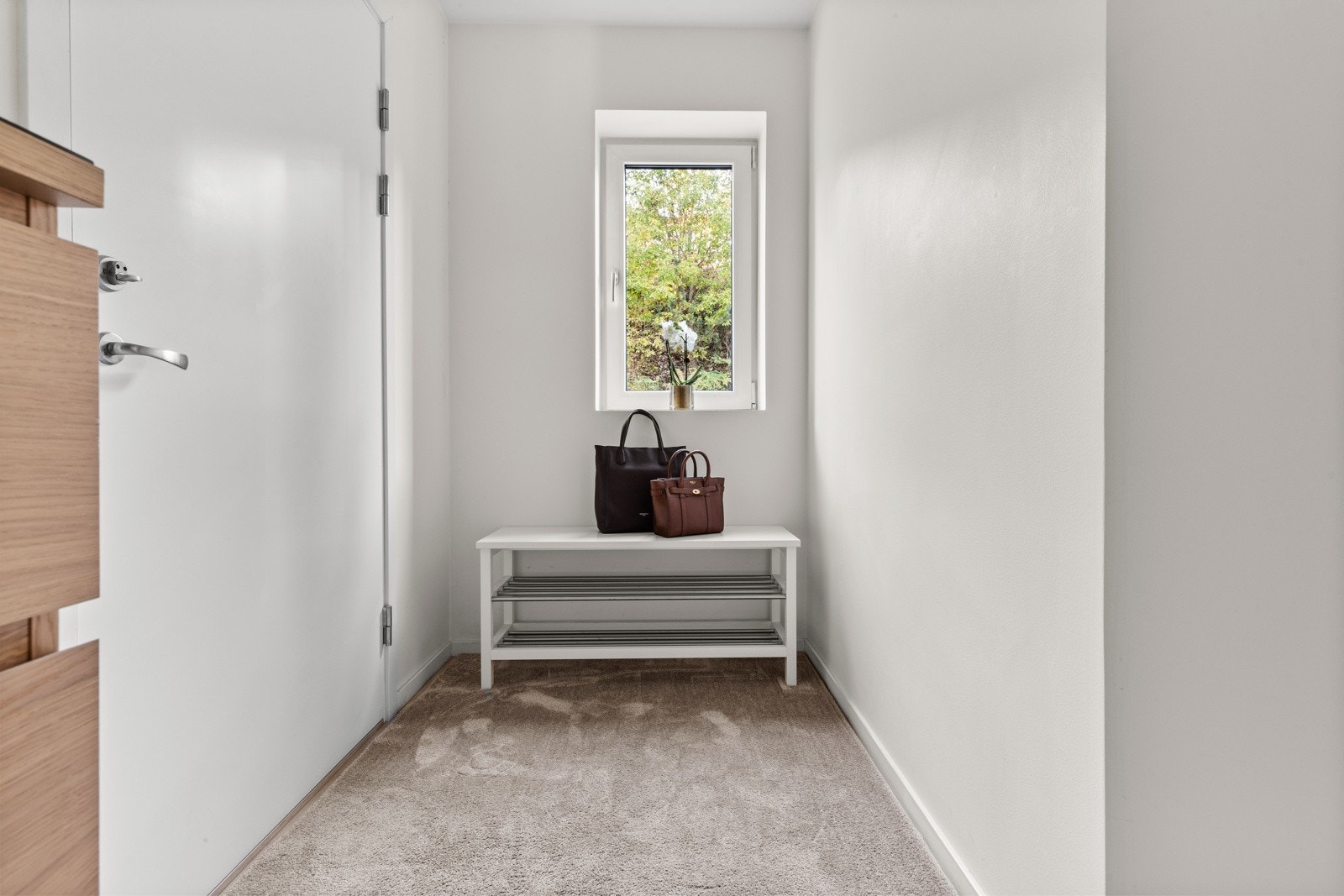 Entrén er romslig og gir gode muligheter for oppbevaring av yttertøy og sko Galleribilde