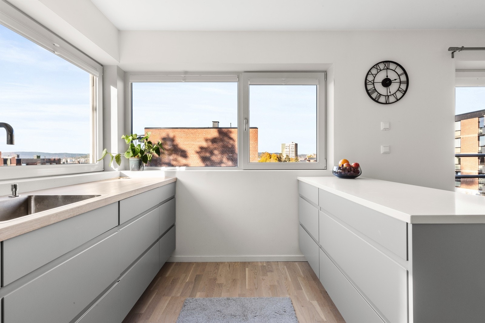 Godt med oppbevaringsplass på kjøkkenet. I tillegg har man gode arbeidsflater for matlaging og baking Galleribilde