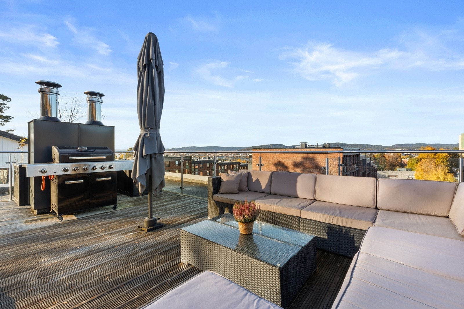 Flott takterrasse hvor man kan nyte flotte sommerdager og -kvelder Galleribilde