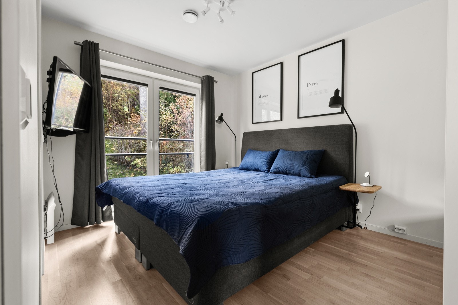 Soverom 1 - lyst og trivelig rom med skyvedørsgarderobe med speildører Galleribilde