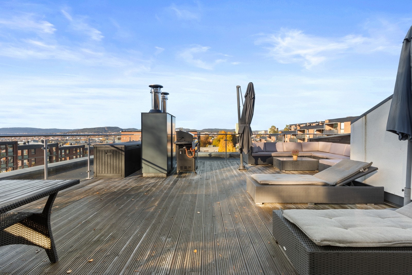 Privat, stor og solrik takterrasse med plass til alt man trenger til solrike dager Galleribilde