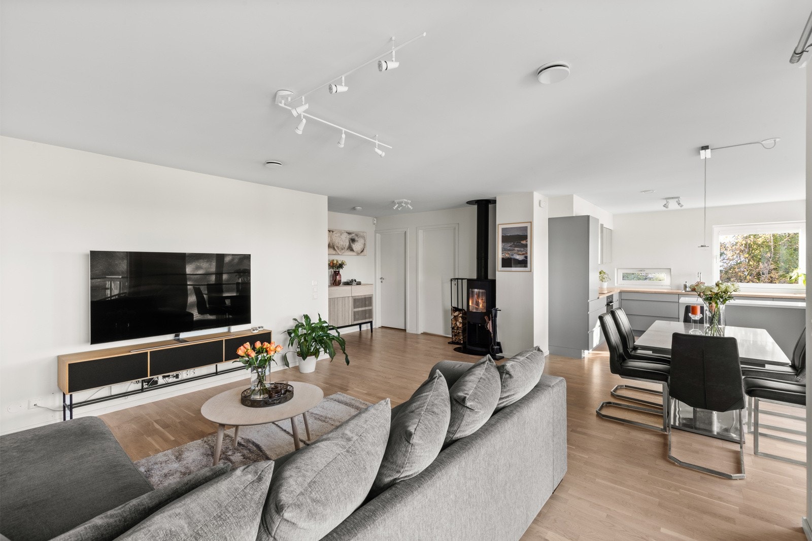 Det er åpen løsning mellom stue og kjøkken Galleribilde