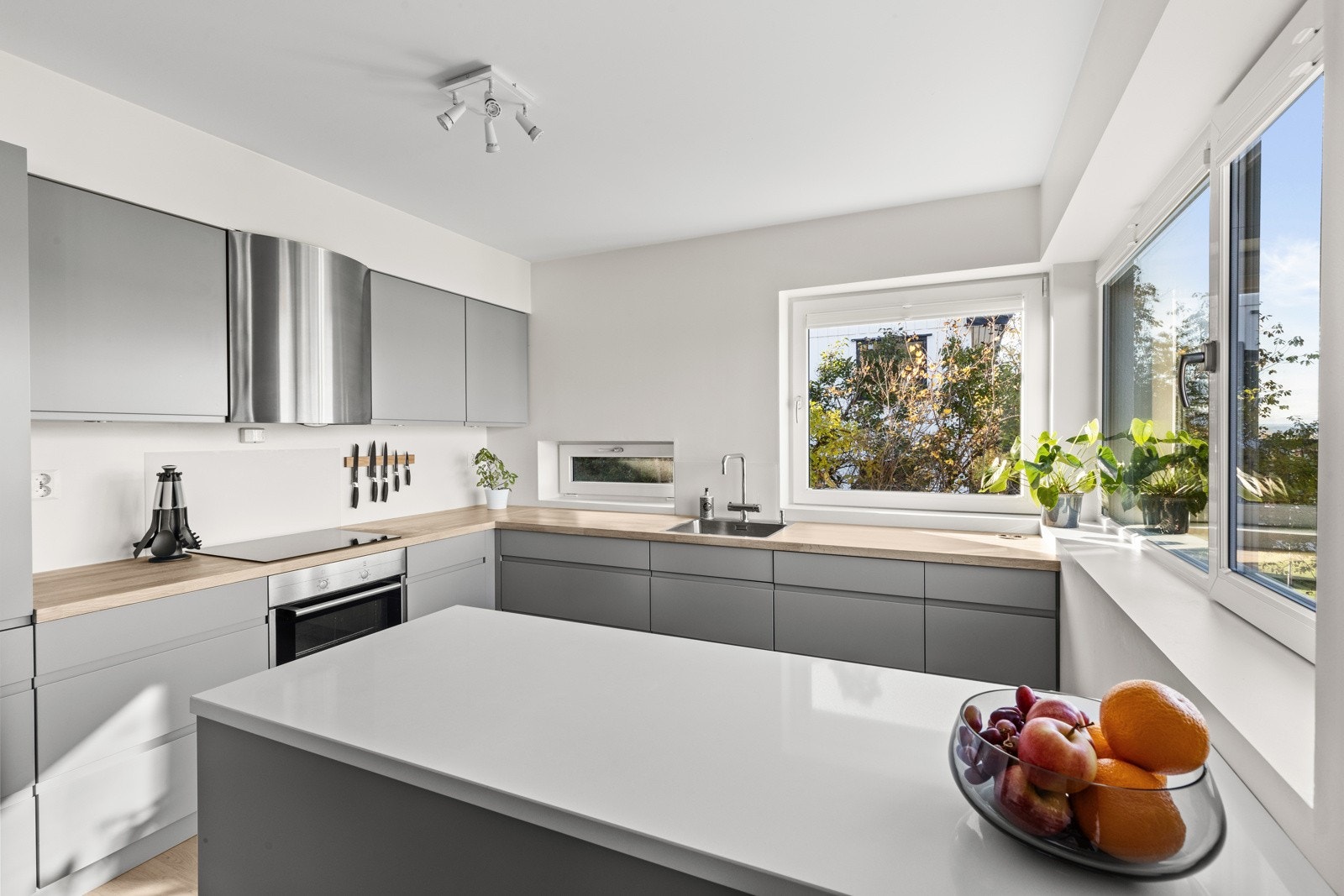 Praktisk kjøkken med kjøkkenøy - her er det gode oppbevaringsmuligheter Galleribilde