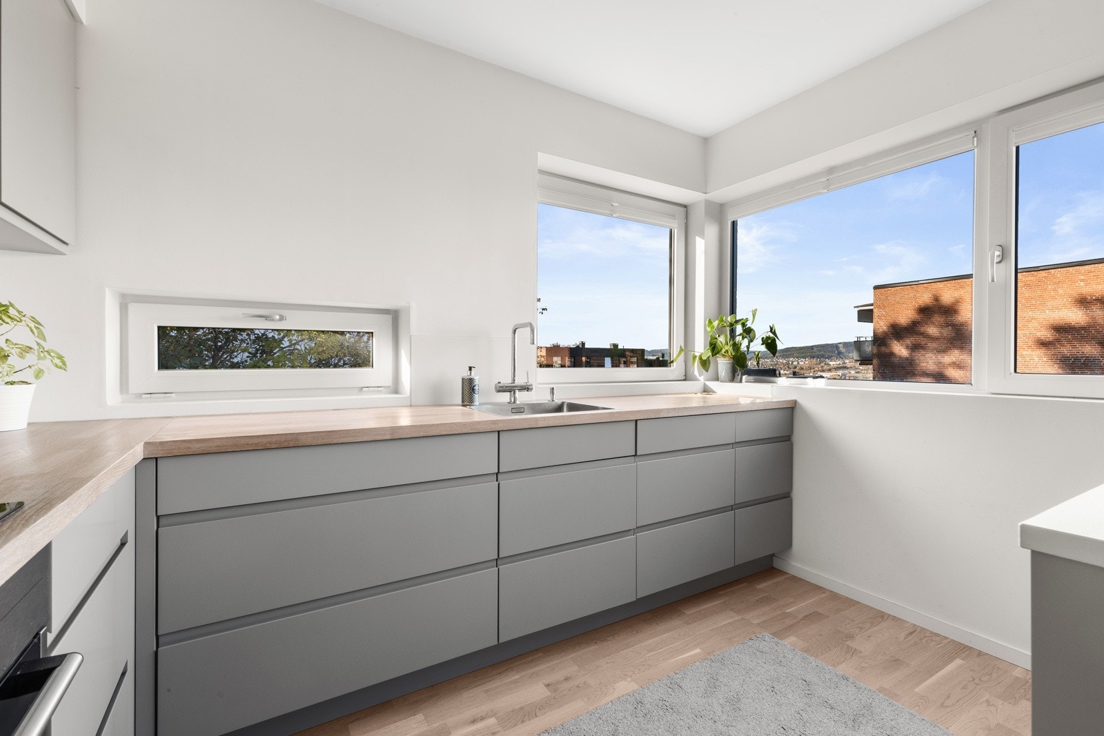 Lyst og trivelig kjøkken med flere vindusflater som gir mye naturlig lysinnslipp Galleribilde