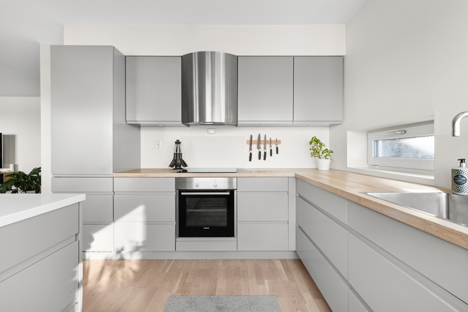 På kjøkkenet er det integrert stekeovn, induksjonstopp, kjøl-/fryseskap, oppvaskmaskin, oppvaskkum og ventilator Galleribilde