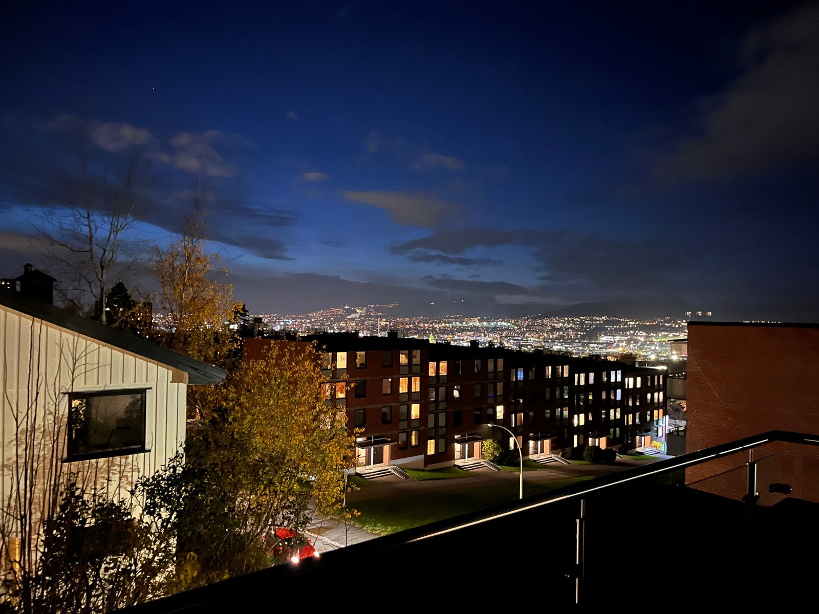 Takterrasse med utsikt kveldstid Galleribilde