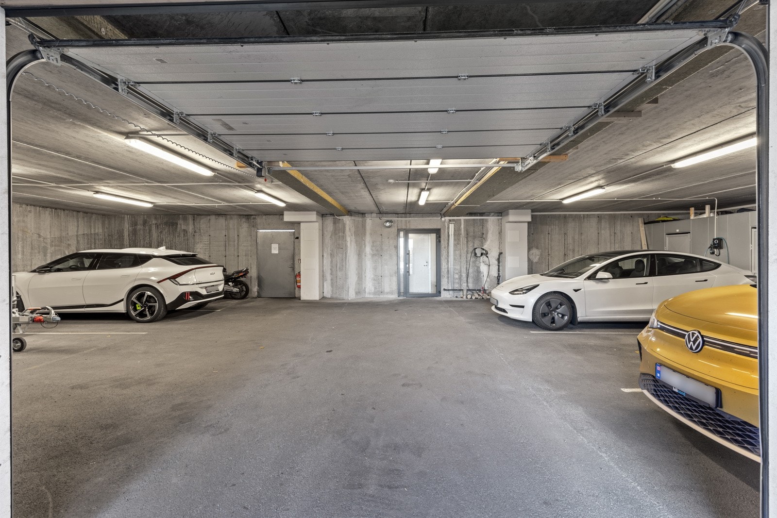 Det medfølger en parkeringsplass med bod (ca. 5 kvm.) i felles garasjekjeller. Det kan hvis ønskelig kjøpes en ekstra parkeringsplass i garasjekjelleren Galleribilde