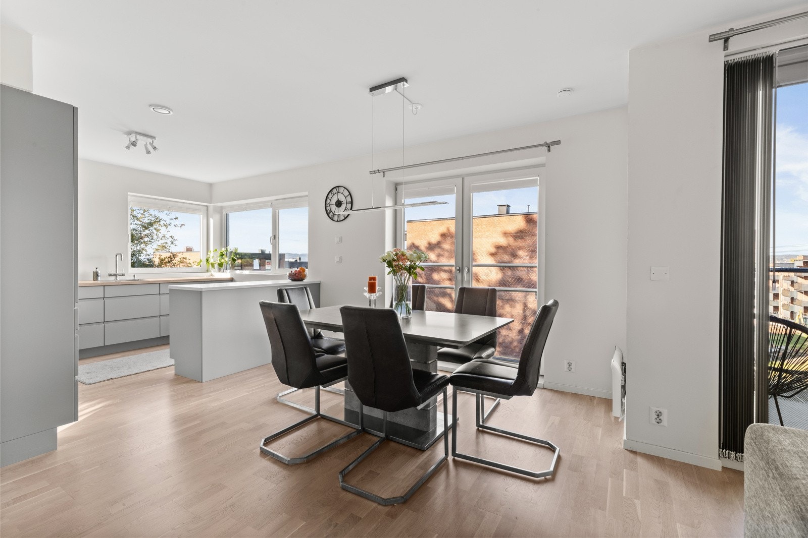 God plass til spisegruppe i stuen Galleribilde