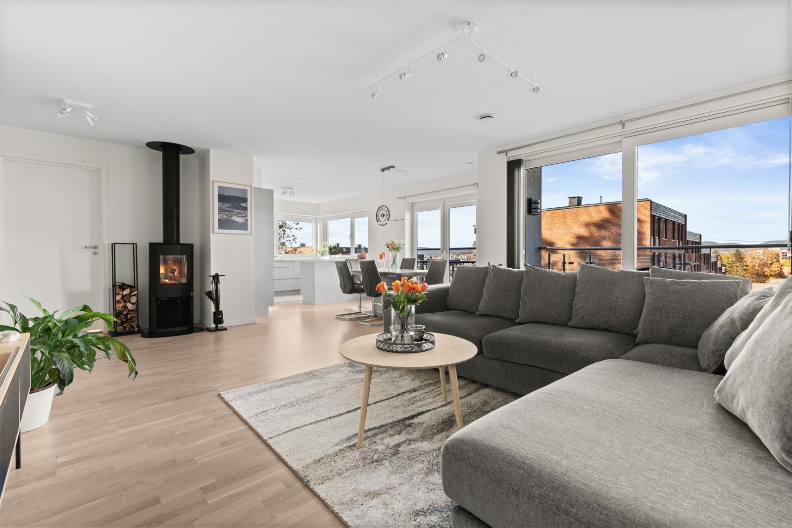 I stuen er det en peisovn som gir god varme i kalde tiden Galleribilde