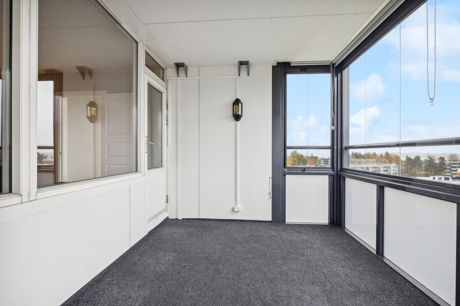 Romslig innglasset balkong med gode sol- og lysforhold Galleribilde