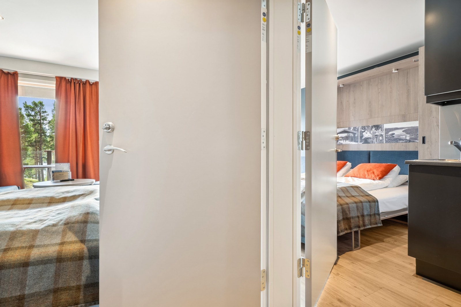 Leiligheten ligger på bakkeplan, med en dør mellom rommene som gjør det mulig å bruke den som én stor enhet eller to mindre leiligheter. Galleribilde