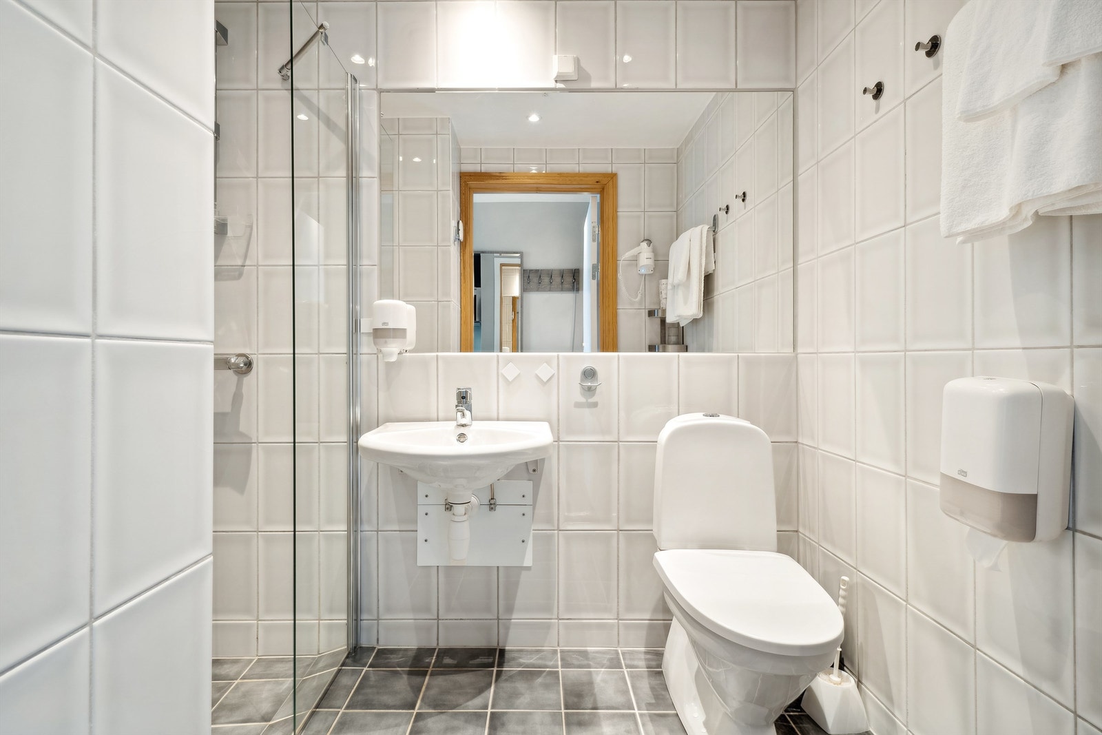 Begge badene er innredet med samme type overflater med flislagte gulv og vegger. Det er varme i gulv. Galleribilde