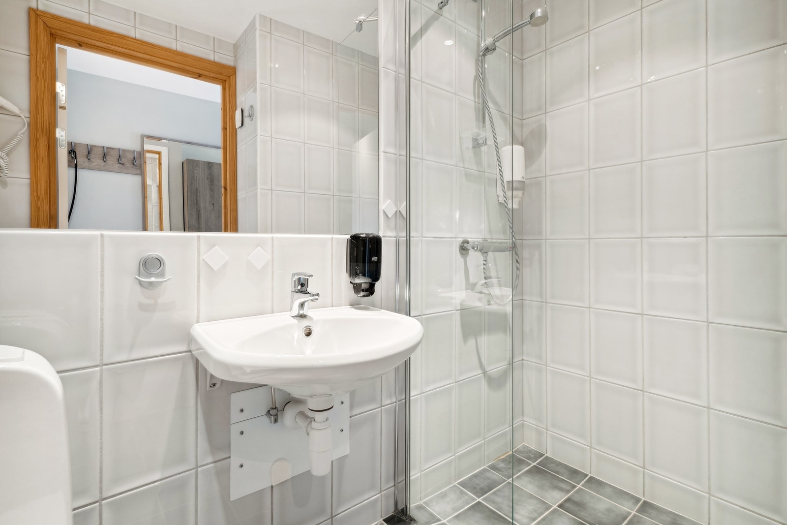 Badet har varme i gulv og veggengt servant. Gulvmontert toalett. Galleribilde