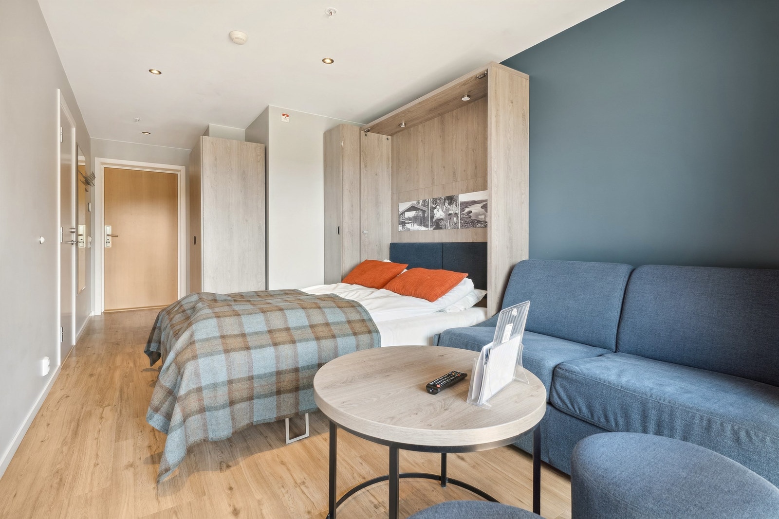 Leiligheten ligger på bakkeplan, med en dør mellom rommene som gjør det mulig å bruke den som én stor enhet eller to mindre leiligheter. Galleribilde