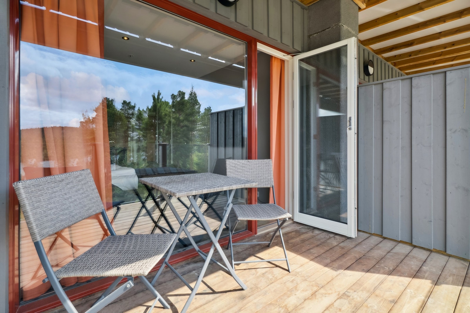 Terrasse med plass for utemøblement. Galleribilde