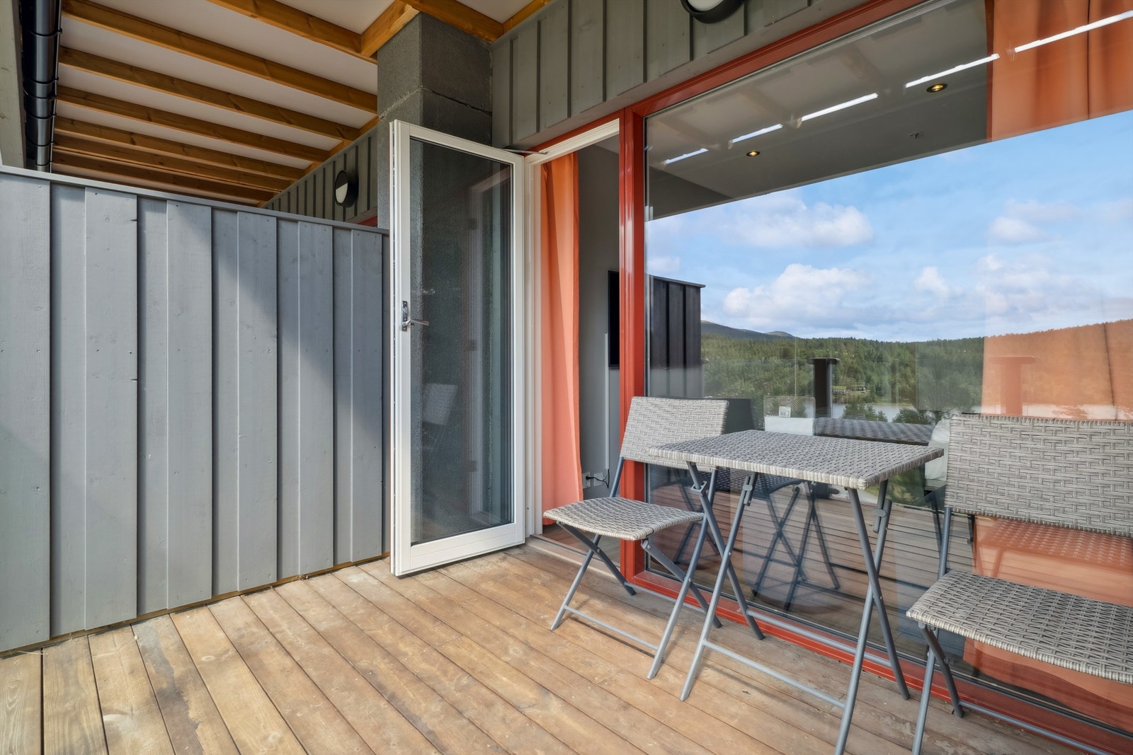 Fin plass for utemøblement på terrassen Galleribilde