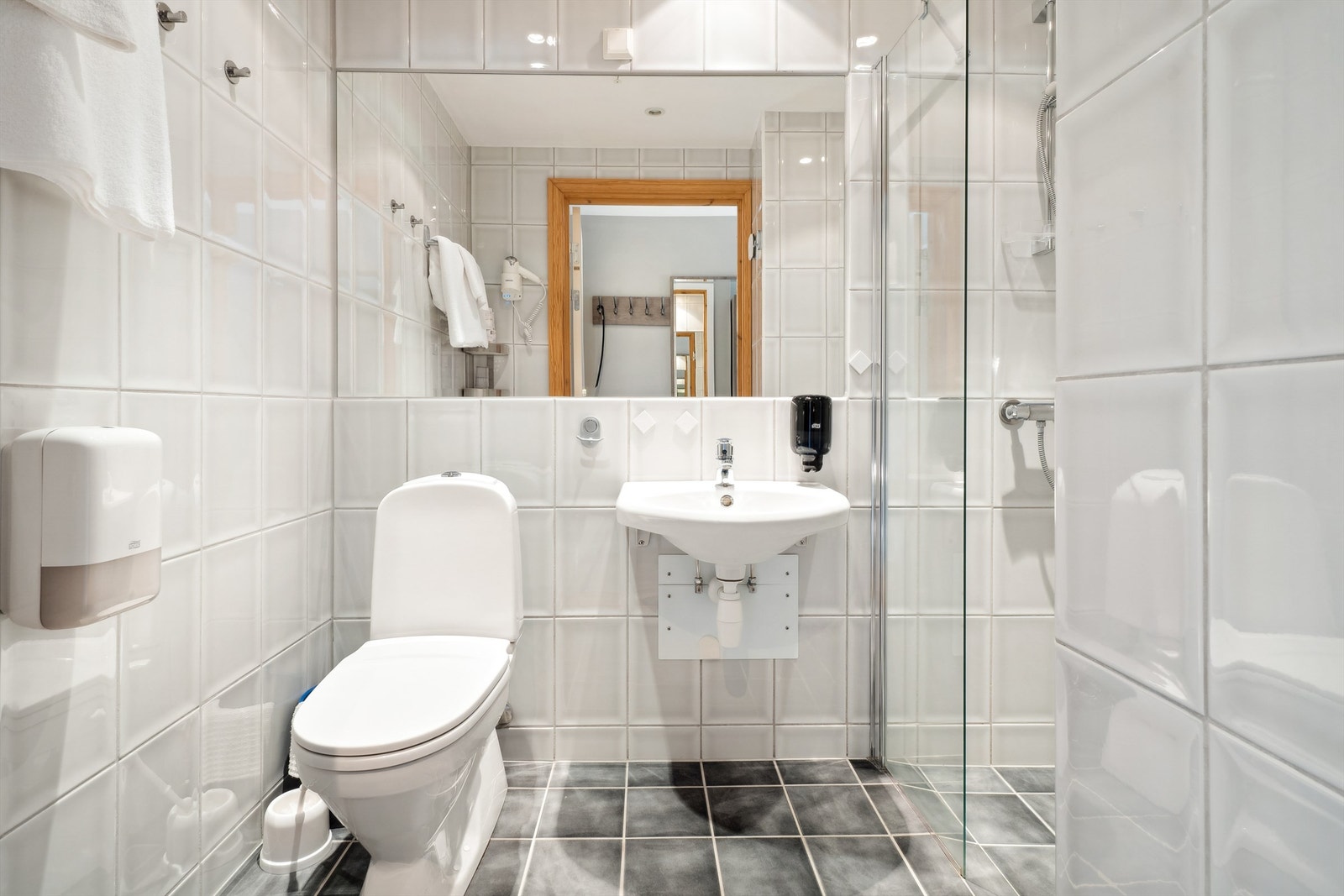 Flislagt baderom med dusjnisje. Galleribilde