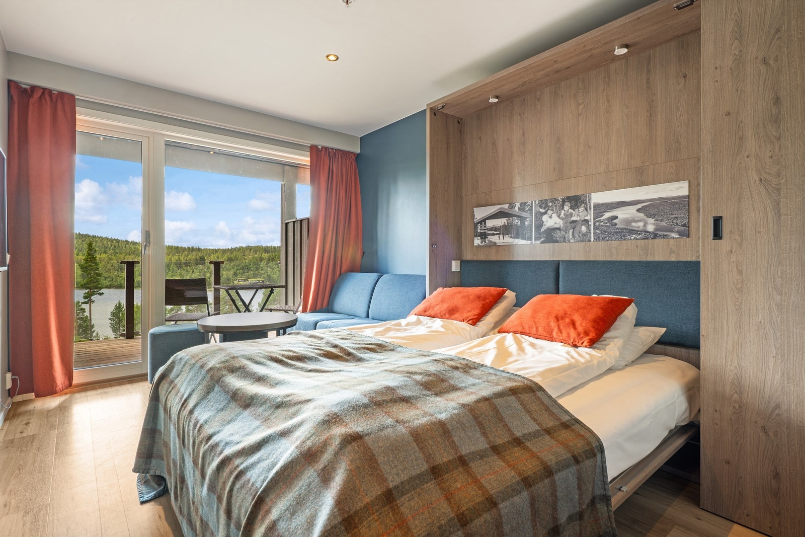 Oppholdsrommet har vinylgulv med gulvvarme og malte overflater på veggen. Himlingen har malte overflater med integrerte downlights for godt lys. Galleribilde