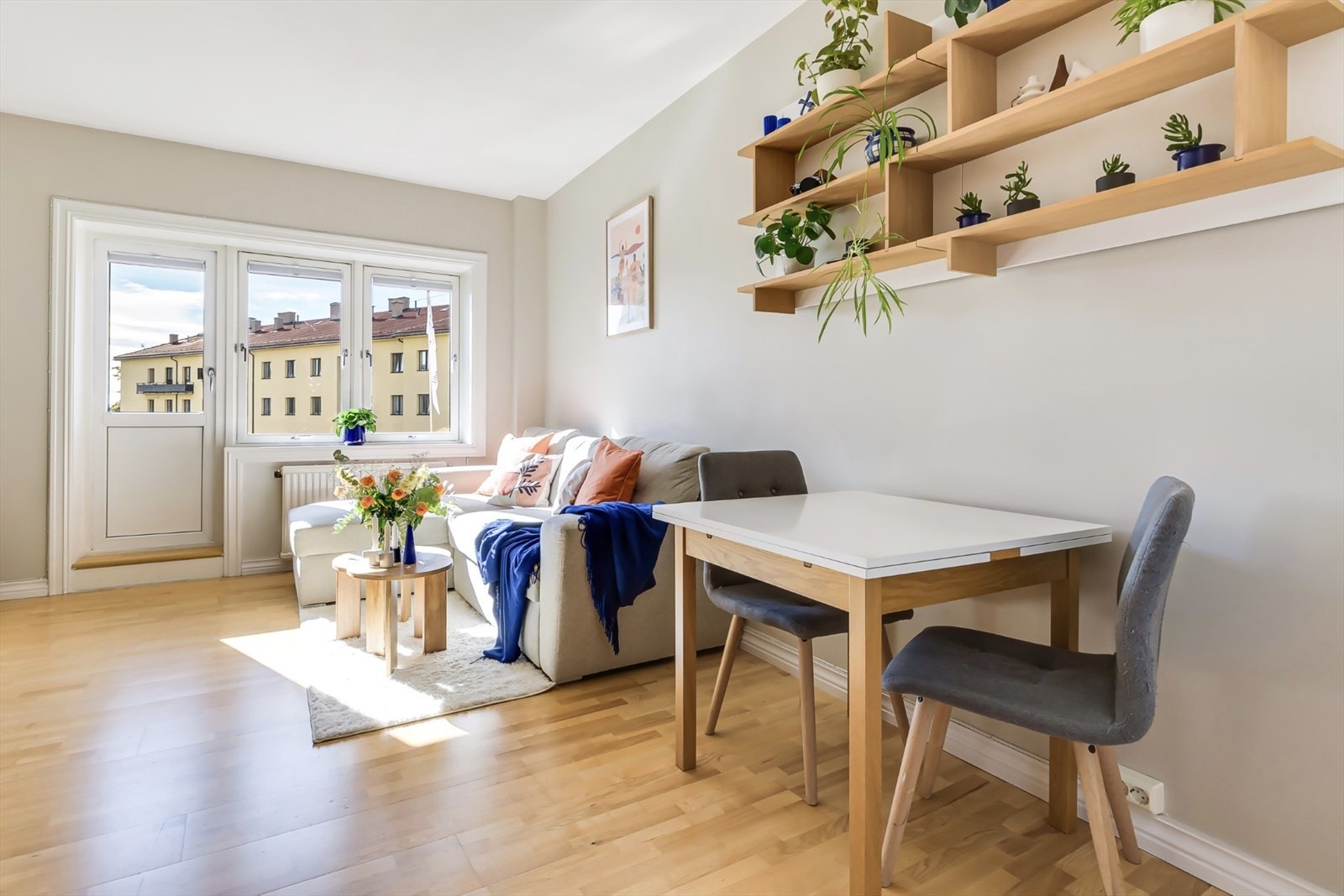 Lys og luftig stue med store vindusflater som sørger for et rikt innslipp av naturlig lys. Galleribilde