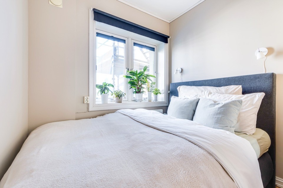 Rommet er malt i en delikat fargetone som skaper en lun stemning. Galleribilde