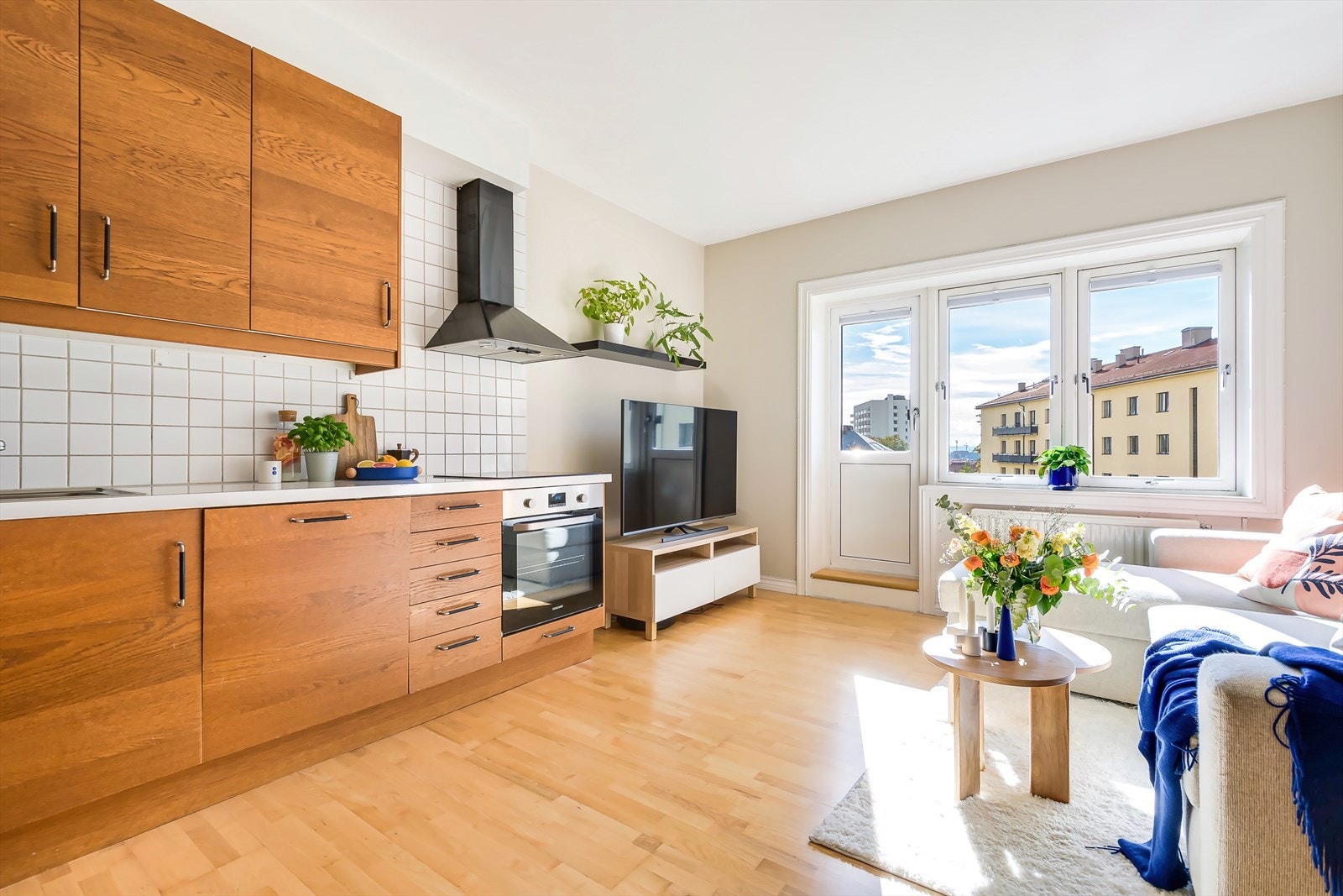 Planløsningen åpner opp for flere møbleringsmuligheter med god plass til sofagruppe, TV-møbler og spisebord med tilhørende stoler. Galleribilde