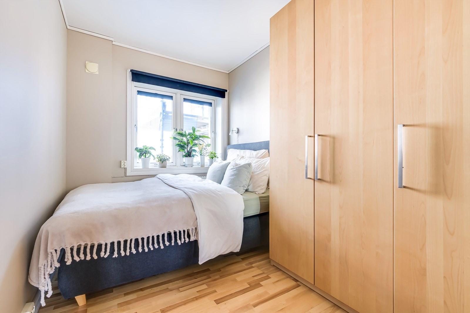 Hyggelig soverom med god plass til dobbeltseng og tilhørende møbler. Galleribilde