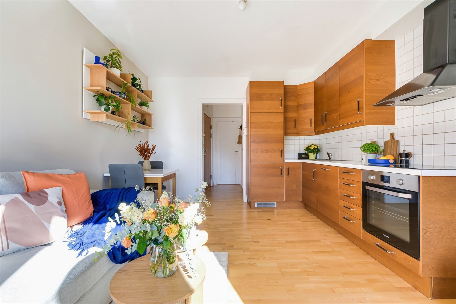 Gulvet er belagt med parkett, og overflatene er malt i lyse og behagelige fargetoner. Galleribilde