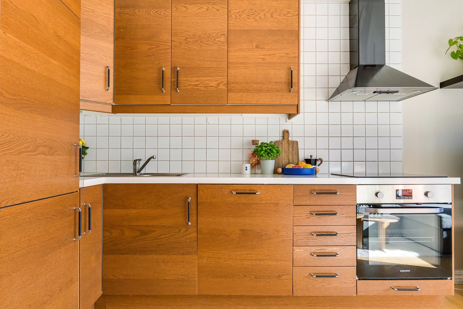 Kjøkkeninnredningen består av glatte fronter i eik og benkeplate av laminat med nedfelt vaskekum. Galleribilde