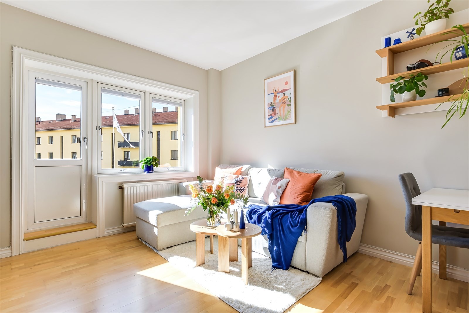 Takhøyden på 2,61 meter bidrar til en luftig romfølelse. Galleribilde