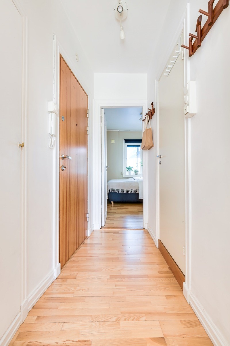 Velkommen inn! Leiligheten har en lys og åpen entré som gir et umiddelbart godt førsteinntrykk. Galleribilde