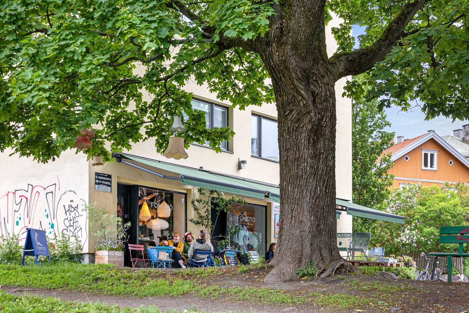 I bygget finner du ekte italiensk pizza. I tillegg kan en god kopp kaffe nytes på Fomoto med hyggelig uteservering. Galleribilde