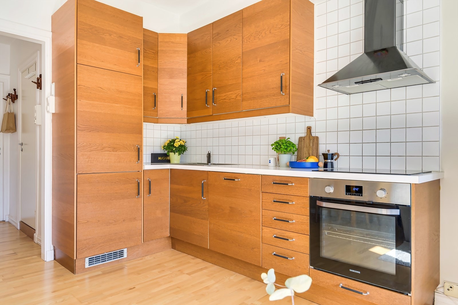 Godt med skap- og benkeplass! Over benkeplaten er det lagt fliser. Galleribilde