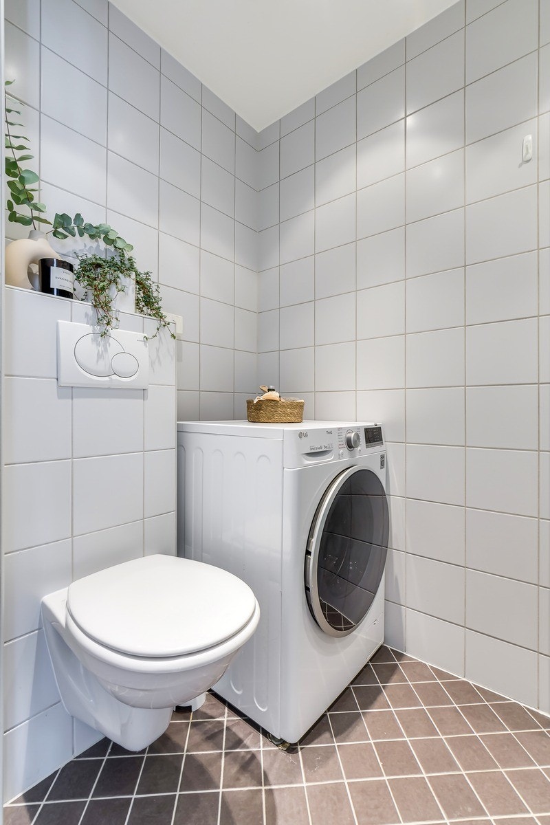 Badet er flislagt med innfelt downlight i himling og elektrisk gulvvarme. Galleribilde