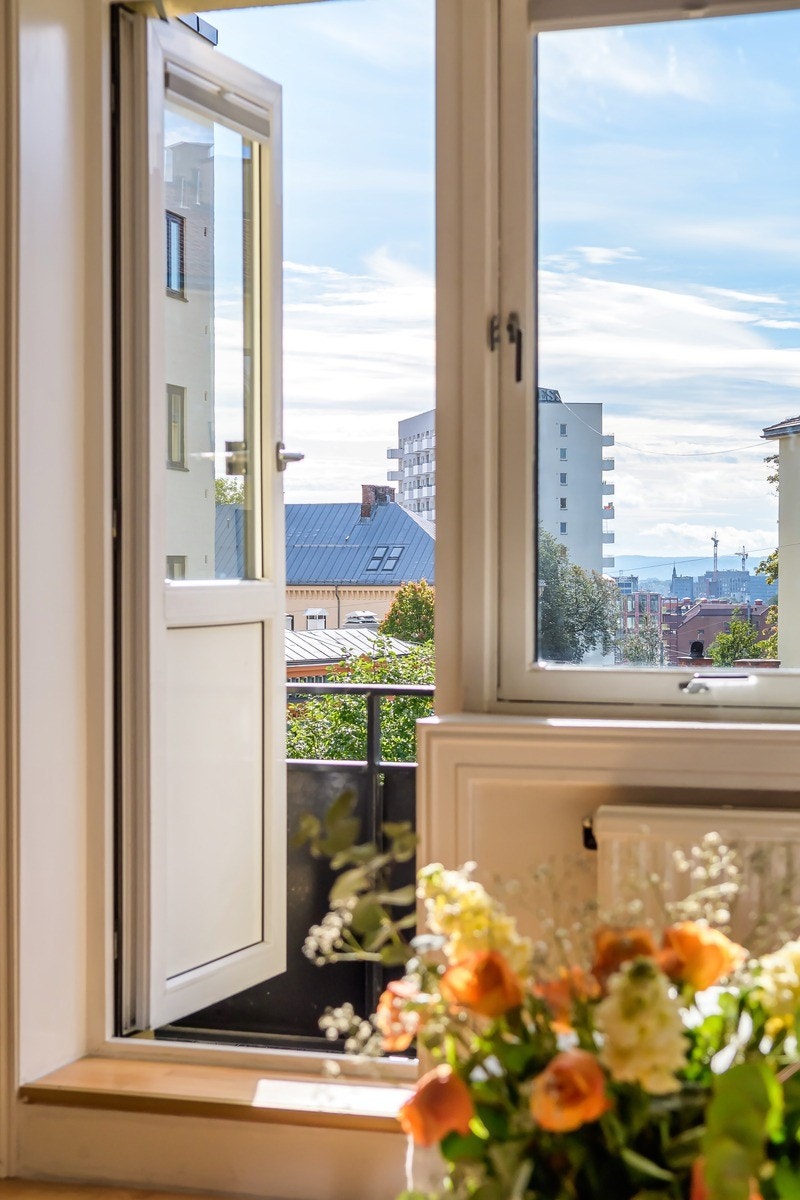 Flott utsikt mot Ekebergåsen og byens tak! Her bor du usjenert uten innsyn. Galleribilde