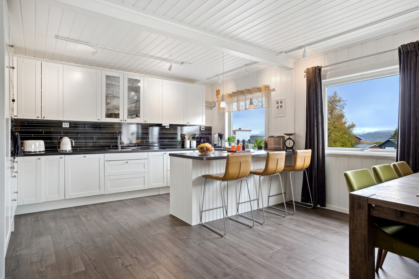 Kjøkkenet har også mye benkeplass, ypperlig for den som er glad i å lage mat. Også smart barløsning for et sosialt kjøkken eller en kjapp hverdagsfrokost. Galleribilde
