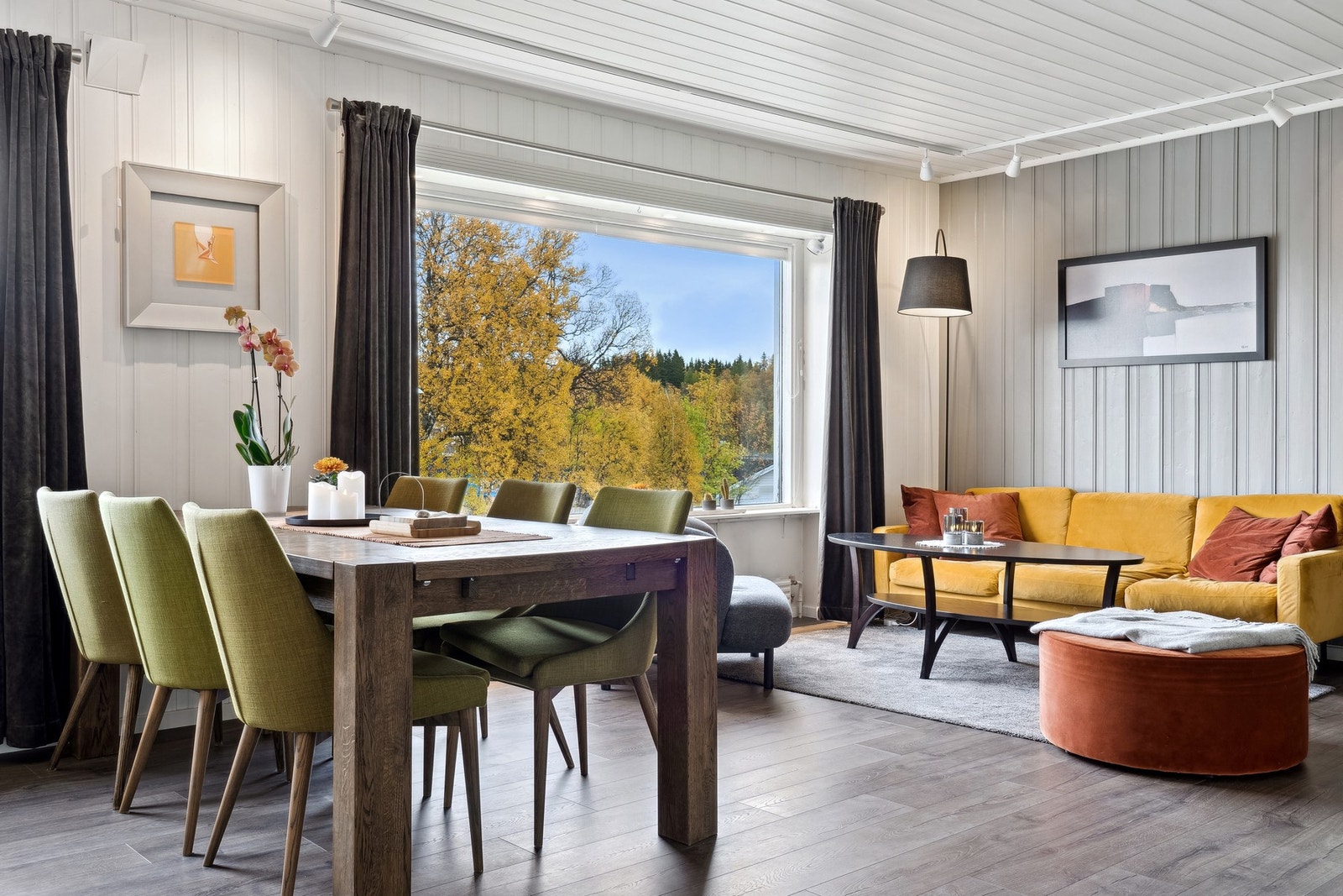 Stue/kjøkken byr på flere sittegrupper og sosiale soner. Perfekt for barnefamilien. Galleribilde