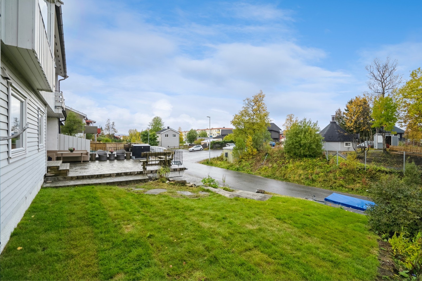 Pent opparbeidet uteområde som gir et godt førsteinntrykk. Galleribilde