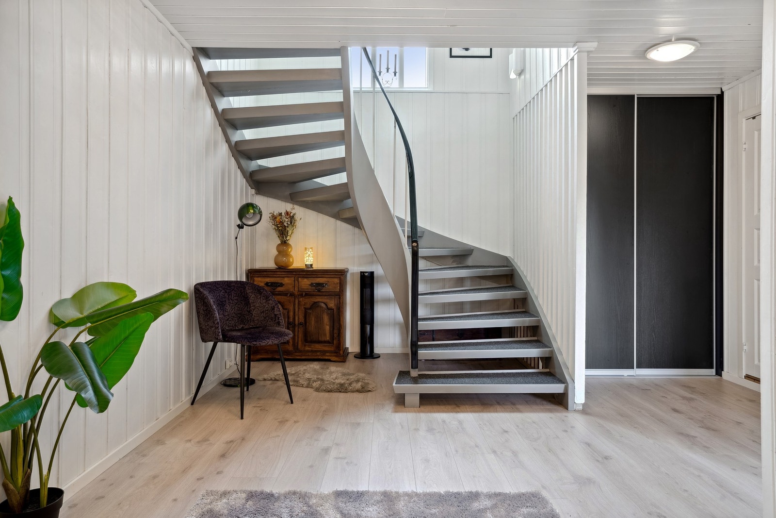Lys og åpen entre er det første som møter deg i boligen. Galleribilde