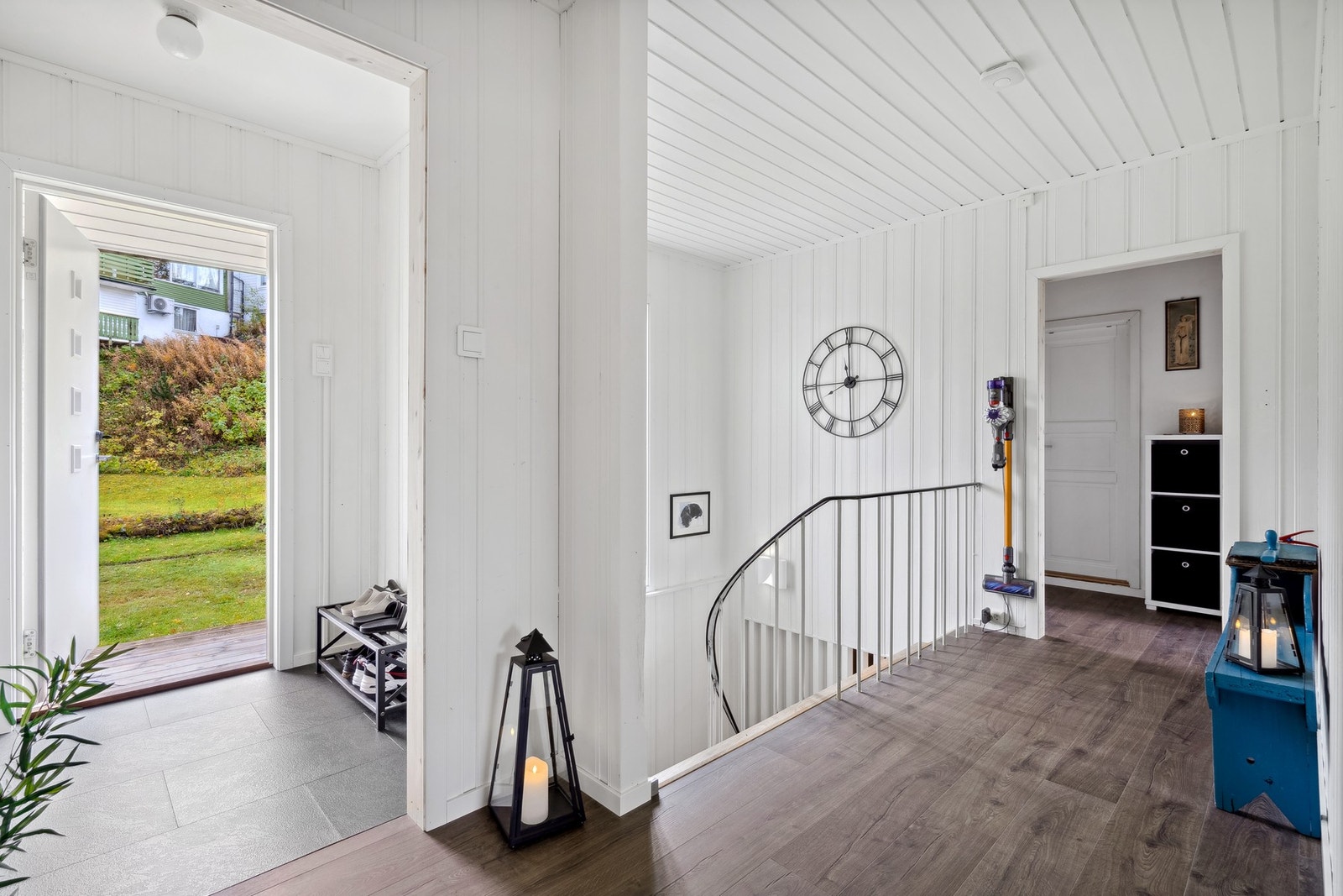 Fra 2. etasjen kan du gå ut til hageområde på baksiden av huset. Galleribilde