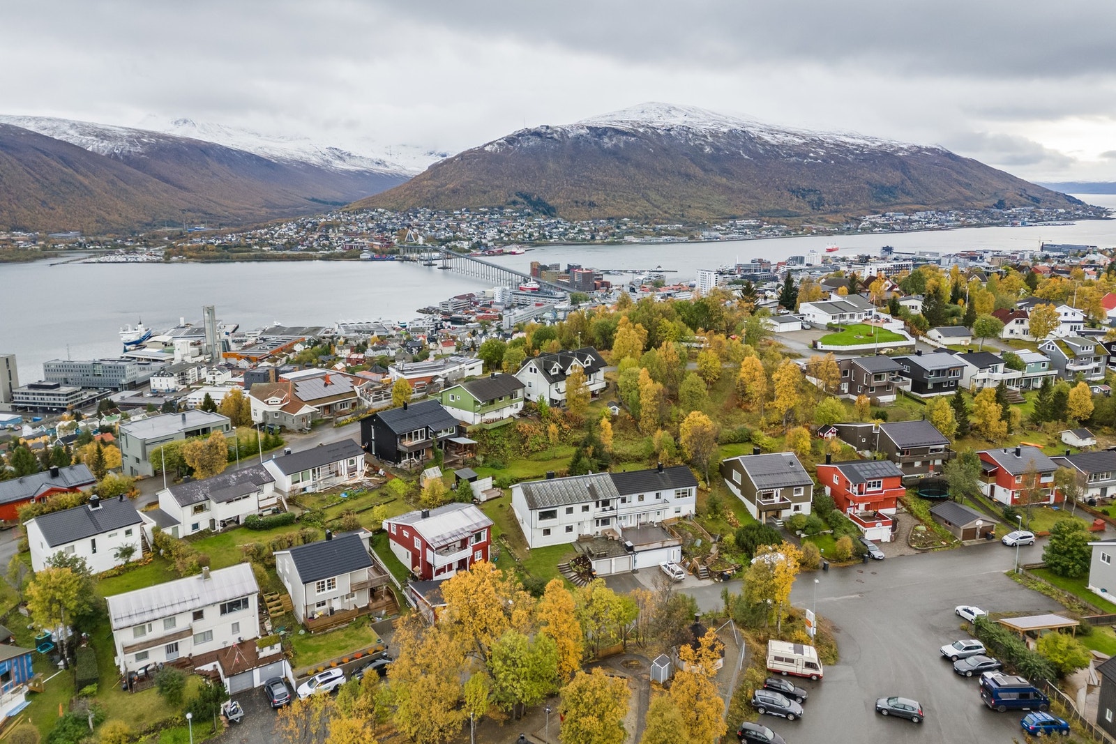 Tromsø sentrum med alle sine servicetilbud finner du ca. 1, 7 km unna. Galleribilde