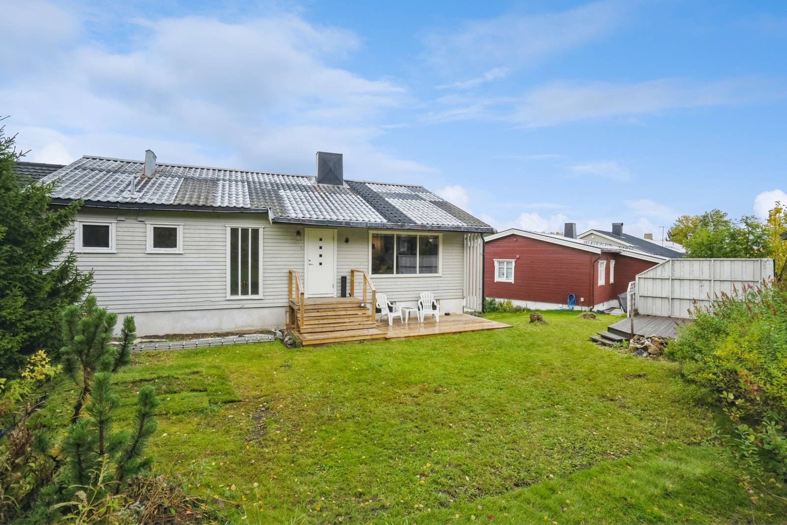 Her finner du et koselig grøntområde med 2 plattinger. Galleribilde