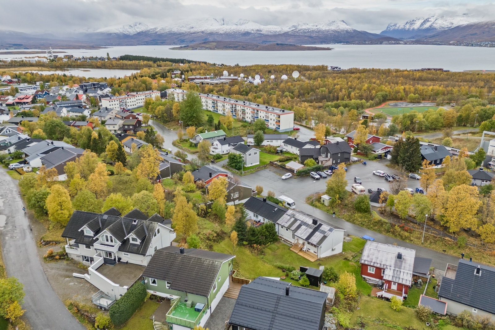 Eiendommen ligger i et veletablert boligområde på toppen av Tromsøya. Sentral beliggenhet med nærhet til en rekke fasiliteter, samt lysløype og friområder i Tromsømarka. Galleribilde