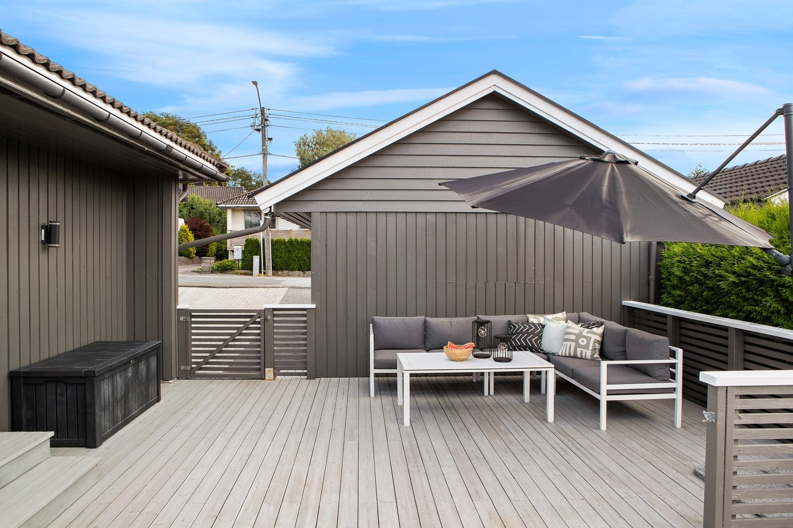 Terrassen er meget romslig og ligger skjermet mot vind og innsyn Galleribilde