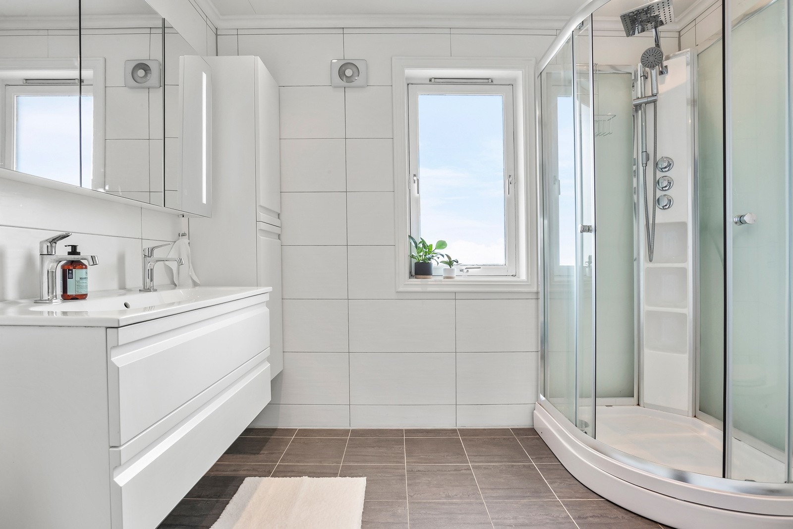 Bad i 1.etg med nytt dusjkabinett i 2021 Galleribilde