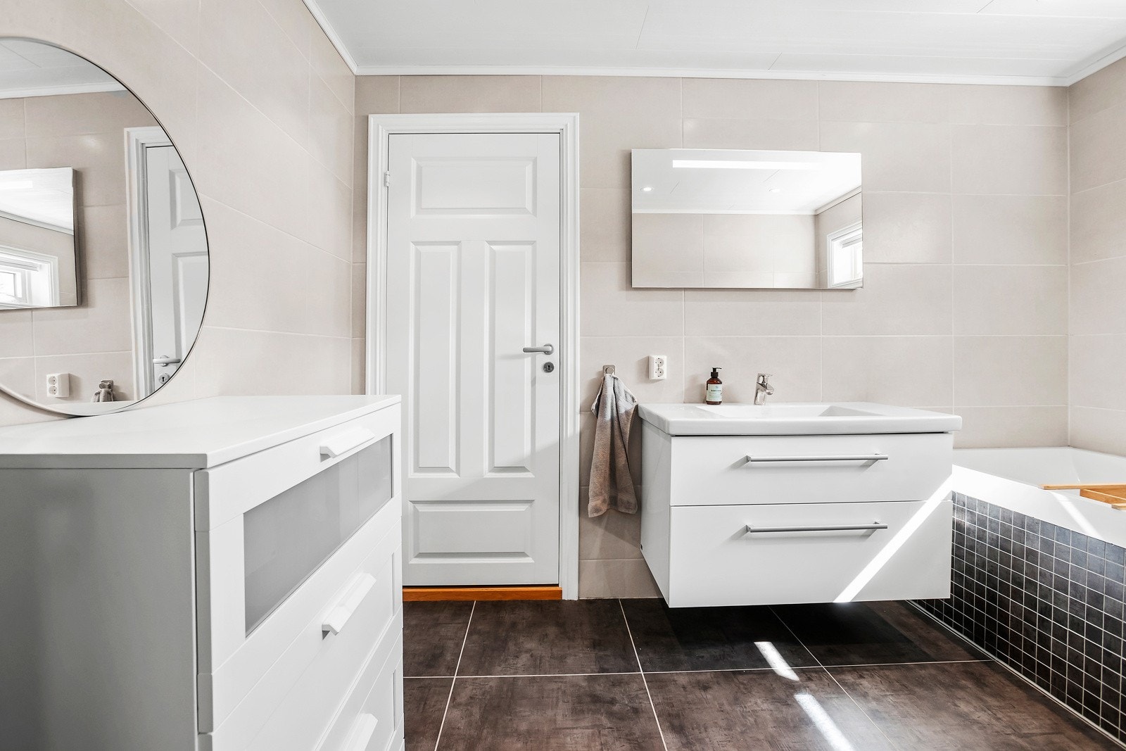 Bad i sokkeletasjen Galleribilde